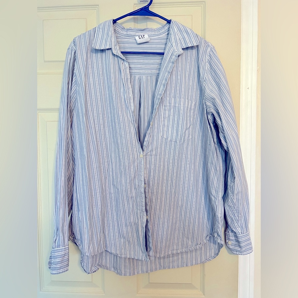 Gap lightweight button down shirt